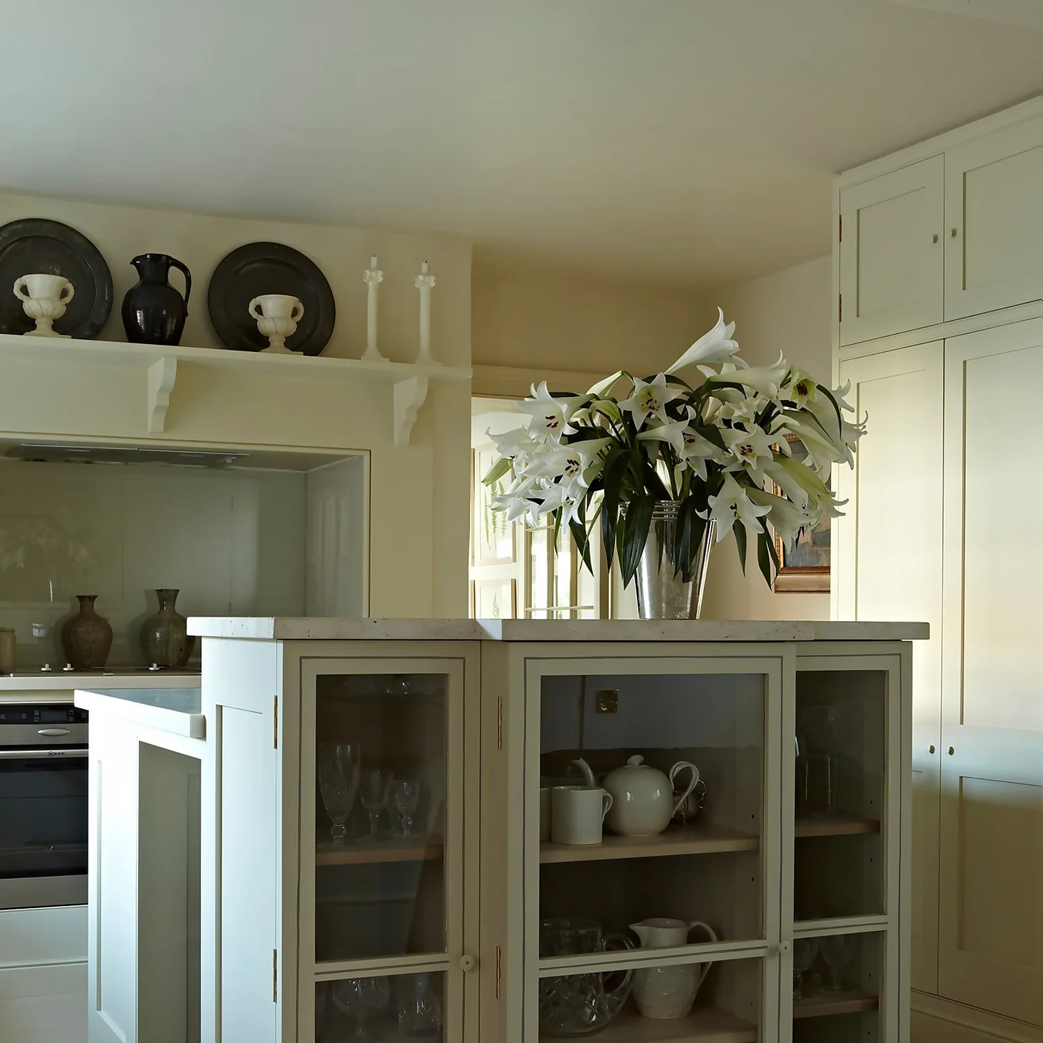 Farrow & Ball Modern Matt Emulsion Paint Off-White - 2.5L 4 Farrow & Ball Modern Matt Emulsion Paint Off-White - 2.5L - Image 2