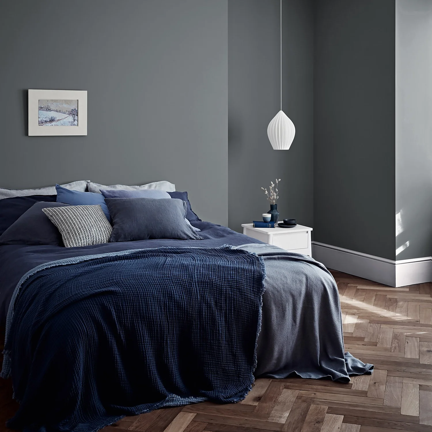 Crown Walls & Ceilings Silk Emulsion Paint City Break - 2.5L 4 Crown Walls & Ceilings Silk Emulsion Paint City Break - 2.5L - Image 2