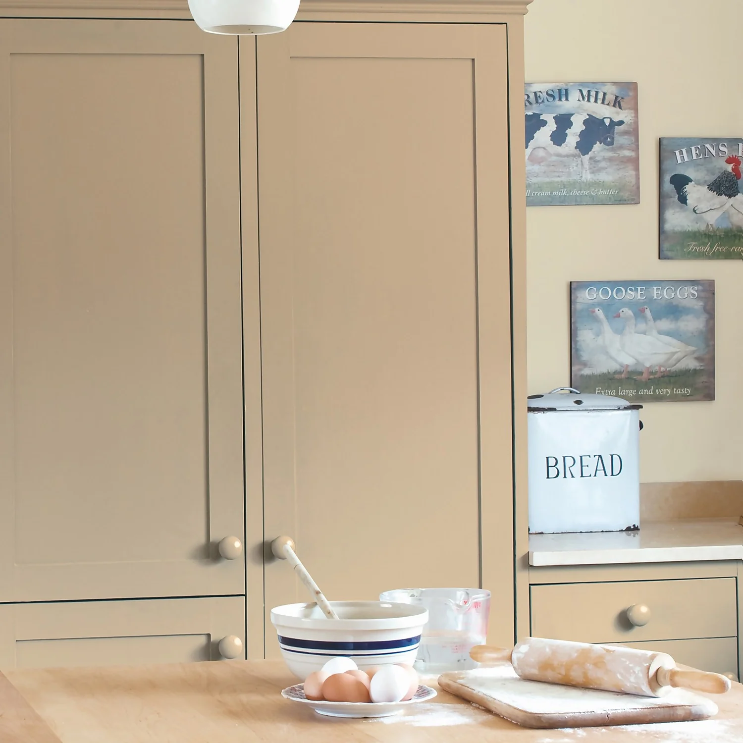 Farrow & Ball Estate Eggshell Paint London Stone - 2.5L 4 Farrow & Ball Estate Eggshell Paint London Stone - 2.5L - Image 2