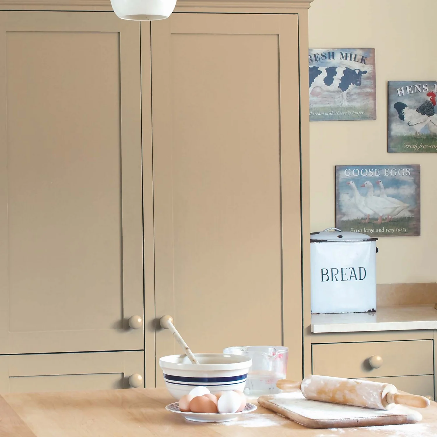 Farrow & Ball Full Gloss Paint London Stone - 750ml 6 Farrow & Ball Full Gloss Paint London Stone - 750ml - Image 4