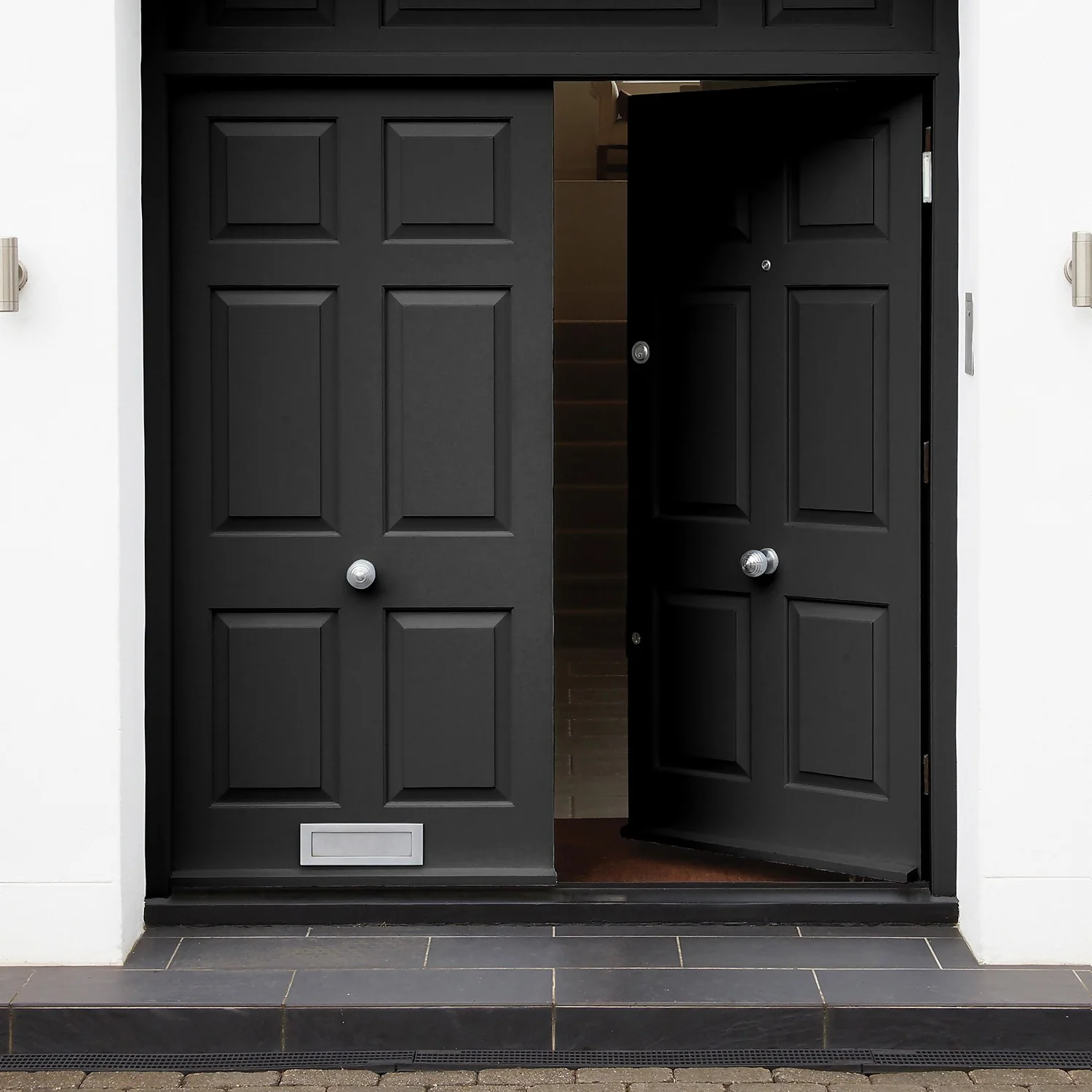 Sandtex® Rapid Dry Gloss Paint Black - 750ml 4 Sandtex® Rapid Dry Gloss Paint Black - 750ml - Image 2