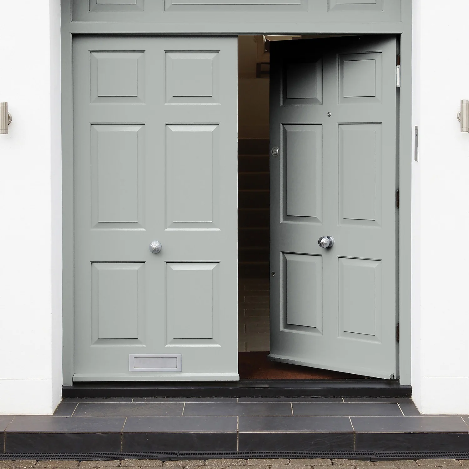 Sandtex® Rapid Dry Satin Paint Cloudy Day - 750ml 4 Sandtex® Rapid Dry Satin Paint Cloudy Day - 750ml - Image 2