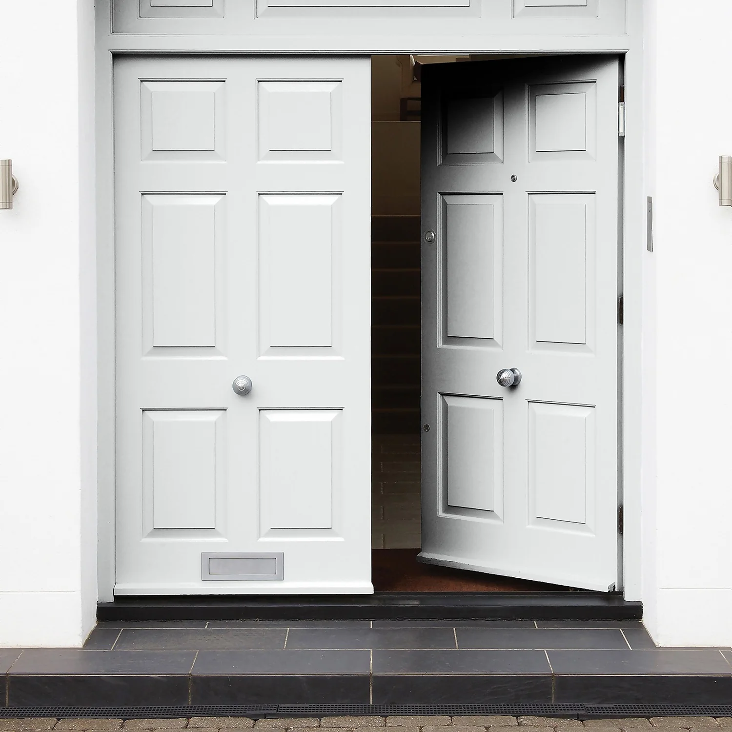 Sandtex® Rapid Dry Satin Paint Clay White - 750ml 4 Sandtex® Rapid Dry Satin Paint Clay White - 750ml - Image 2