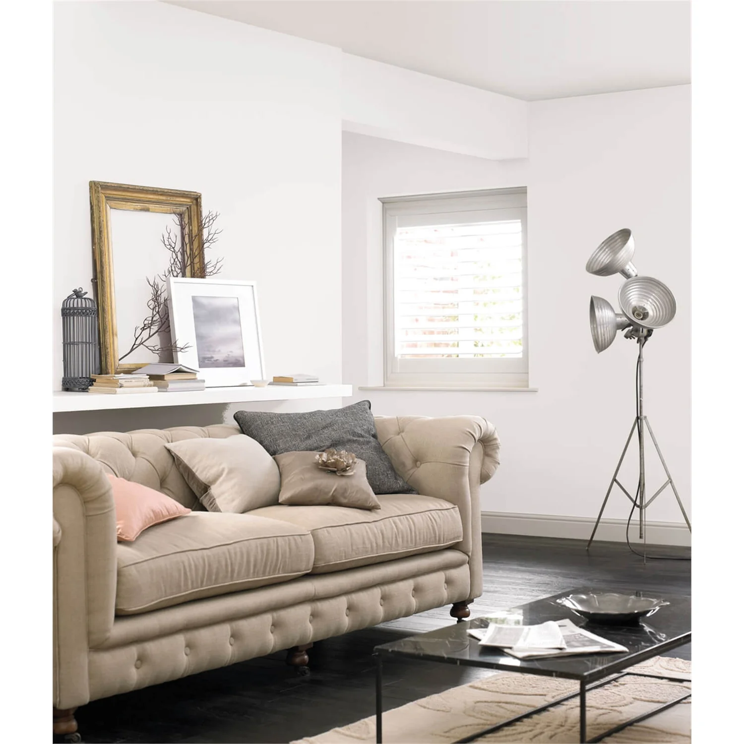 Crown Easyclean 200 Matt Paint Pure Brilliant White - 2.5L 4 Crown Easyclean 200 Matt Paint Pure Brilliant White - 2.5L - Image 2