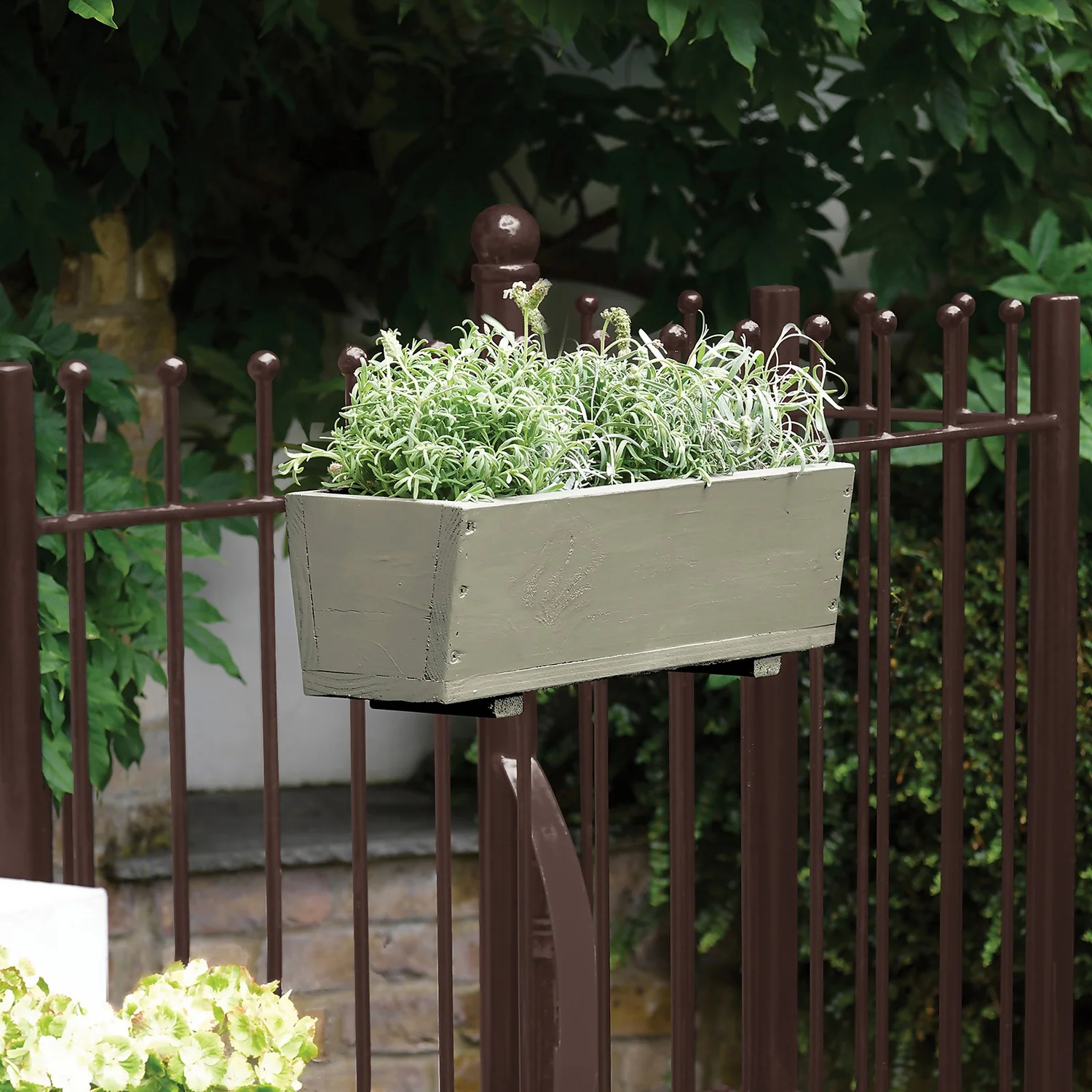 Sandtex® Exterior 10 Year Gloss Paint Chestnut Brown - 750ml 5 Sandtex® Exterior 10 Year Gloss Paint Chestnut Brown - 750ml - Image 3