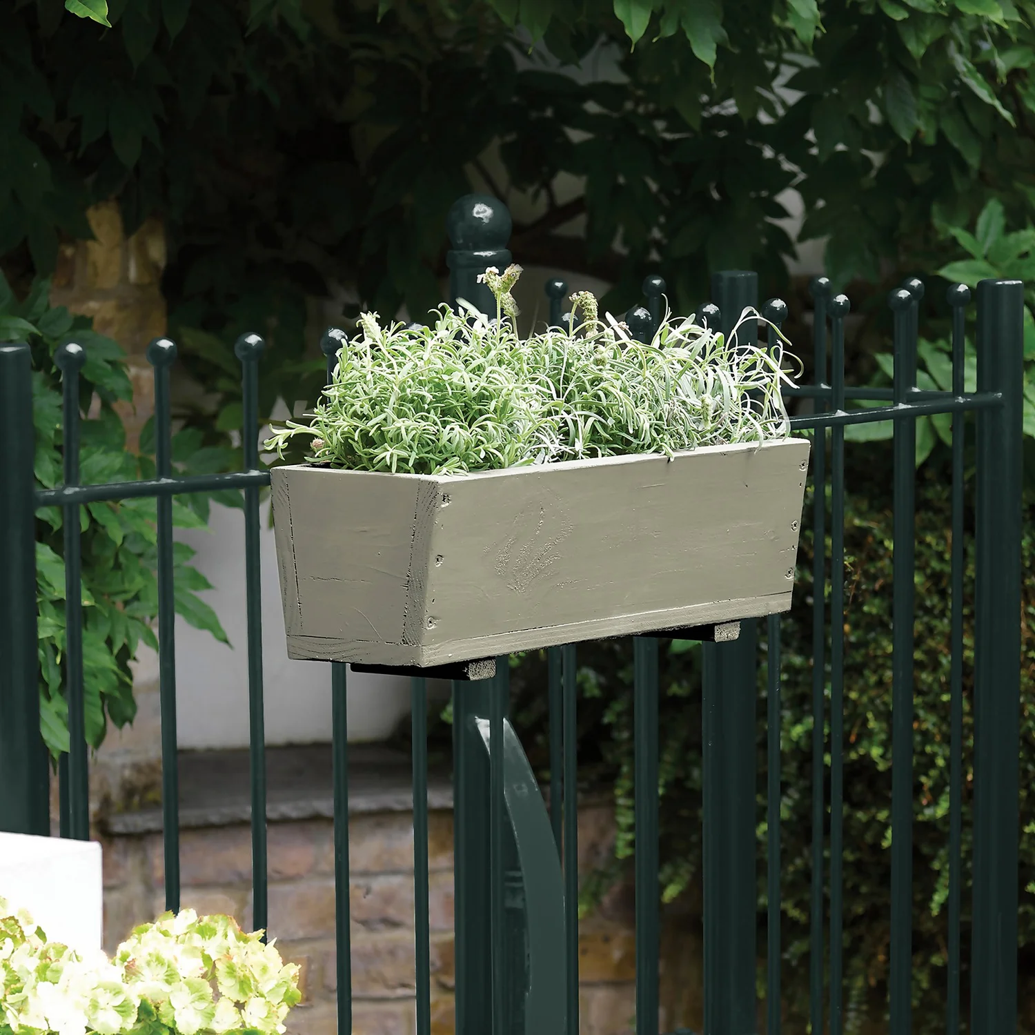 Sandtex® Exterior 10 Year Gloss Paint Racing Green -750ml 5 Sandtex® Exterior 10 Year Gloss Paint Racing Green -750ml - Image 3