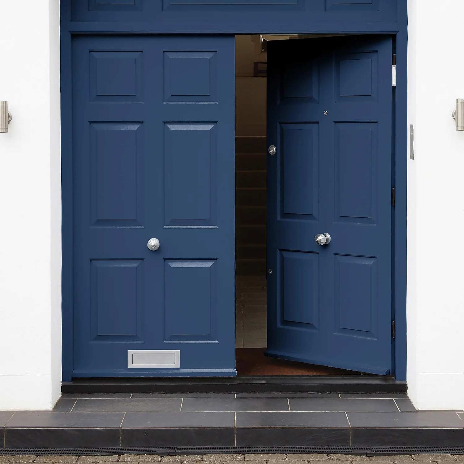 Sandtex® Exterior 10 Year Gloss Paint Oxford Blue - 750ml 4 Sandtex® Exterior 10 Year Gloss Paint Oxford Blue - 750ml - Image 2