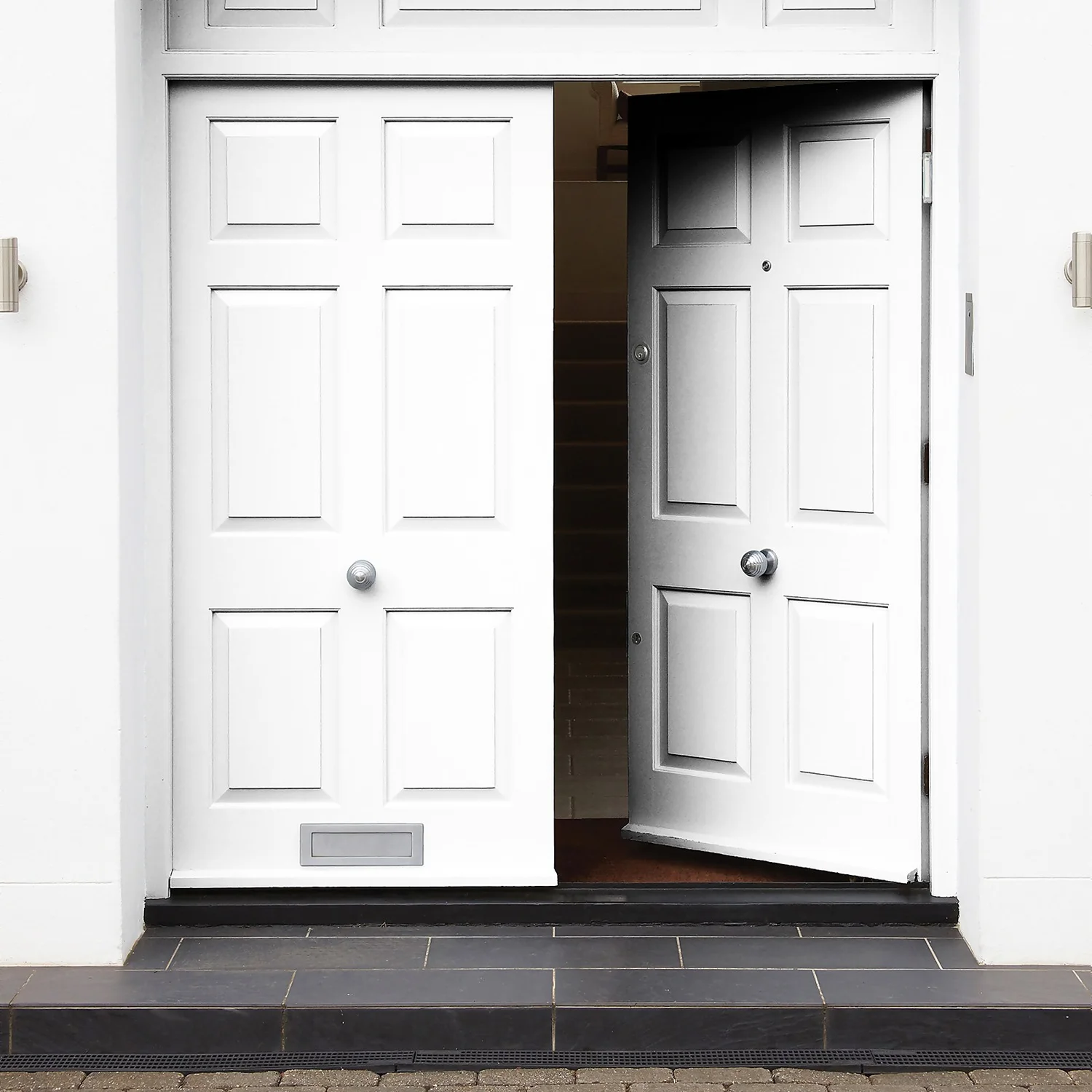 Sandtex® Exterior One Coat Gloss Paint Pure Brilliant White - 2.5L 3 Sandtex® Exterior One Coat Gloss Paint Pure Brilliant White - 2.5L - Image 2