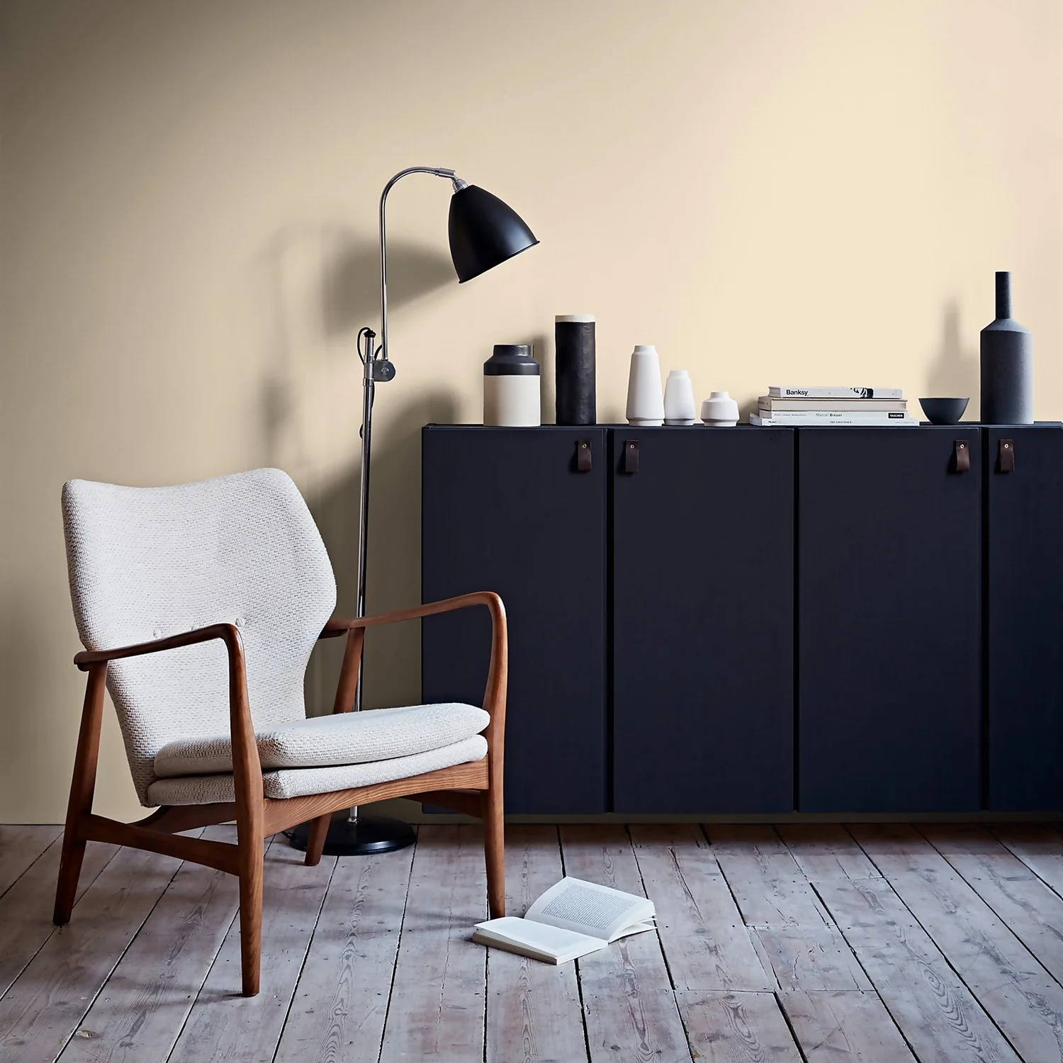 Crown Walls & Ceilings Silk Emulsion Paint Magnolia - 5L 4 Crown Walls & Ceilings Silk Emulsion Paint Magnolia - 5L - Image 2