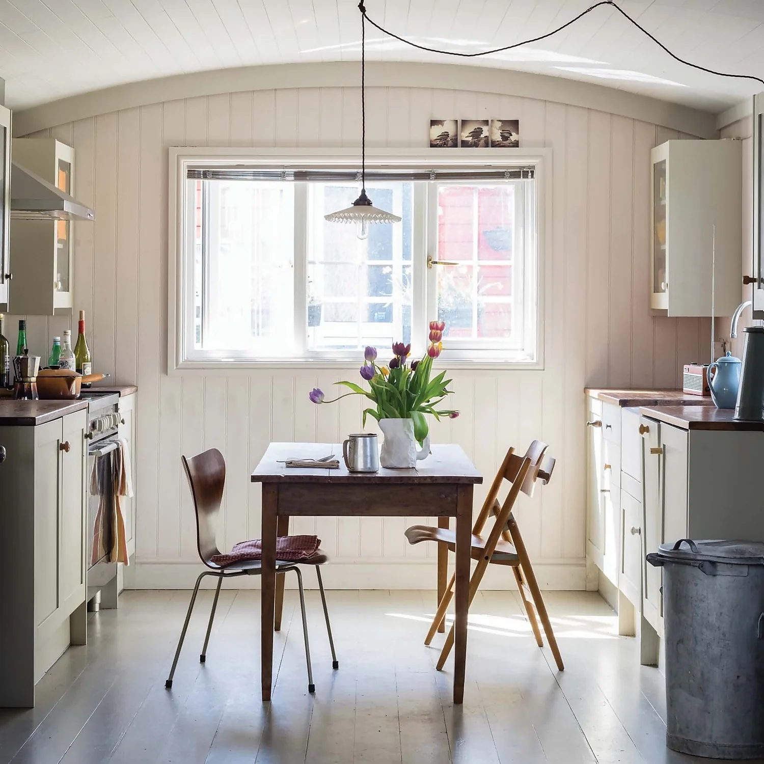 Farrow & Ball Estate Matt Emulsion Paint Cornforth White - 2.5L 4 Farrow & Ball Estate Matt Emulsion Paint Cornforth White - 2.5L - Image 2