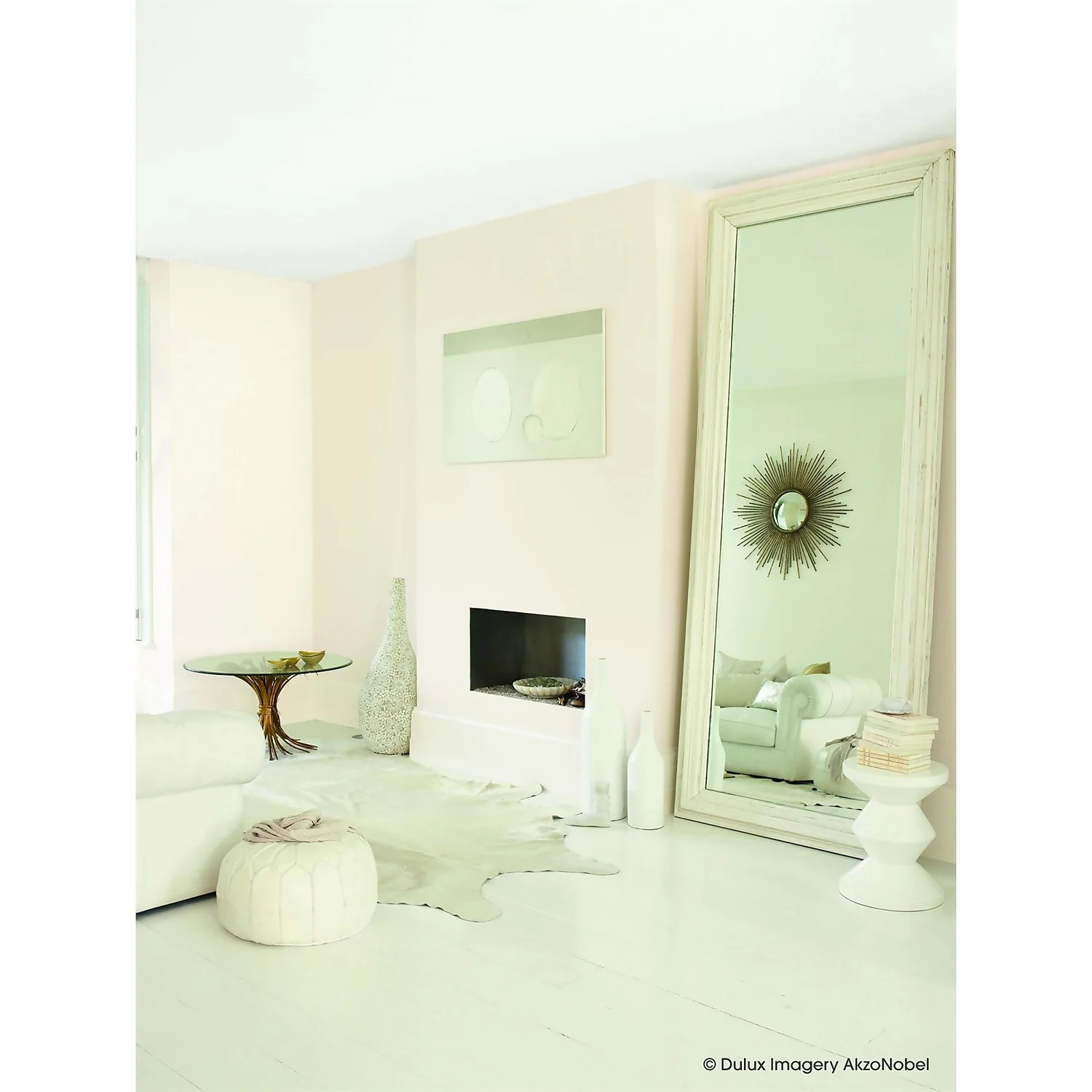 Dulux Simply Refresh One Coat Matt Emulsion Paint Jasmine White - 5L 4 Dulux Simply Refresh One Coat Matt Emulsion Paint Jasmine White - 5L - Image 2