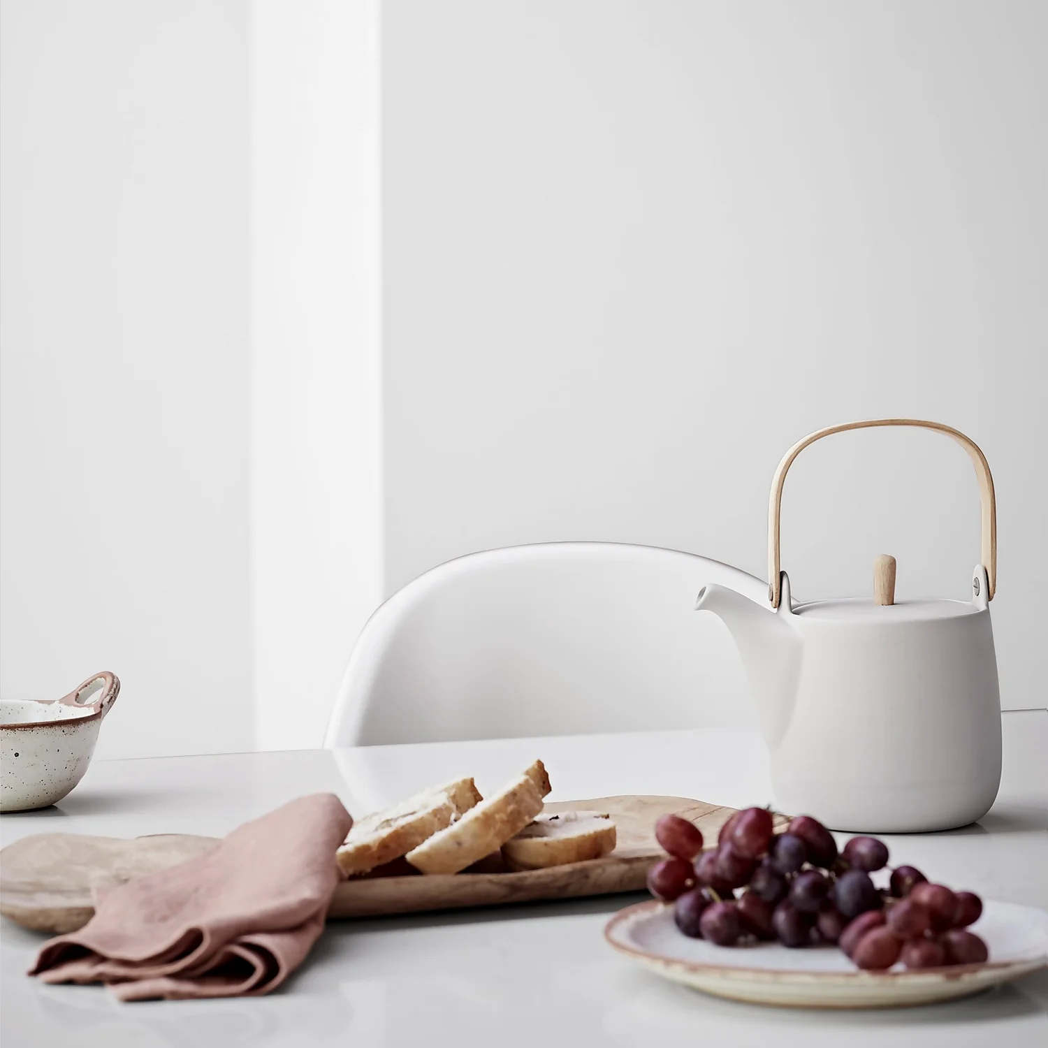 Crown Easyclean Kitchen Paint Brilliant White - 1L 4 Crown Easyclean Kitchen Paint Brilliant White - 1L - Image 2