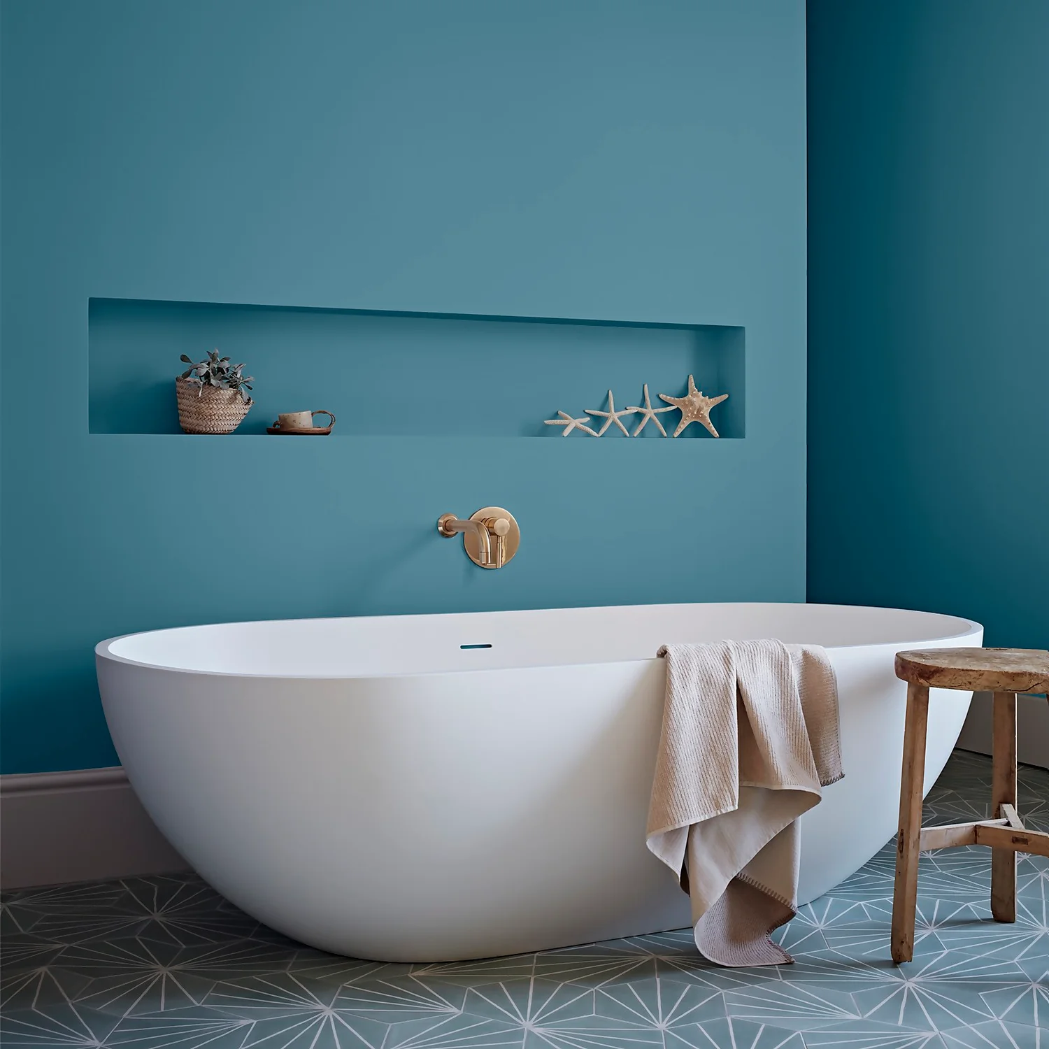 Crown Easyclean® Mouldguard+ Bathroom Mid Sheen Washable Multi Surface Paint Teal® - 2.5L 4 Crown Easyclean® Mouldguard+ Bathroom Mid Sheen Washable Multi Surface Paint Teal® - 2.5L - Image 2