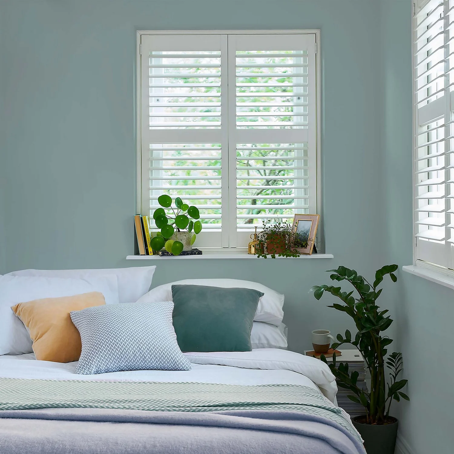 Laura Ashley Matt Emulsion Paint Dark Duck Egg - 2.5L 4 Laura Ashley Matt Emulsion Paint Dark Duck Egg - 2.5L - Image 2