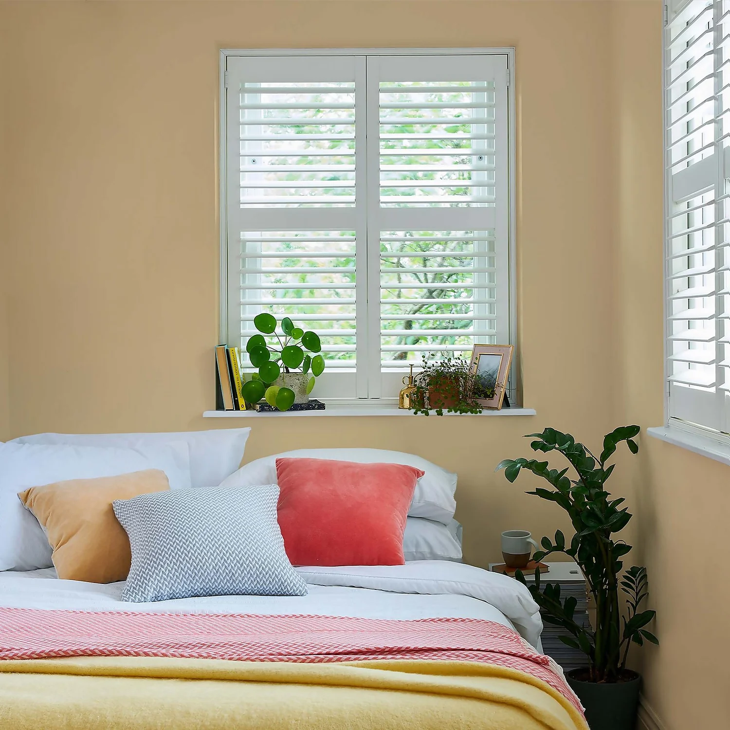 Laura Ashley Eggshell Paint Gold - 750ml 4 Laura Ashley Eggshell Paint Gold - 750ml - Image 2