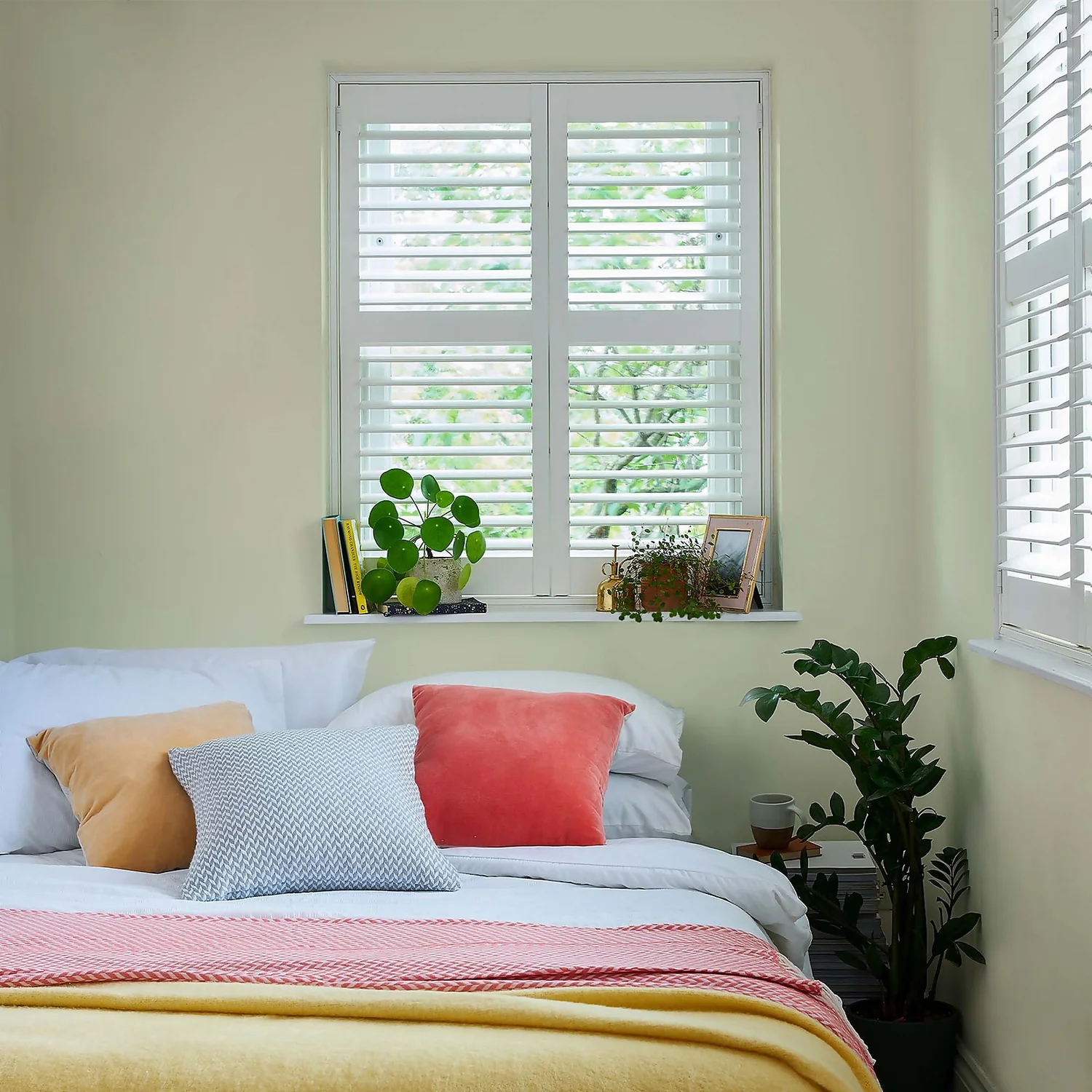 Laura Ashley Eggshell Paint Pale Hedgerow - 750ml 4 Laura Ashley Eggshell Paint Pale Hedgerow - 750ml - Image 2