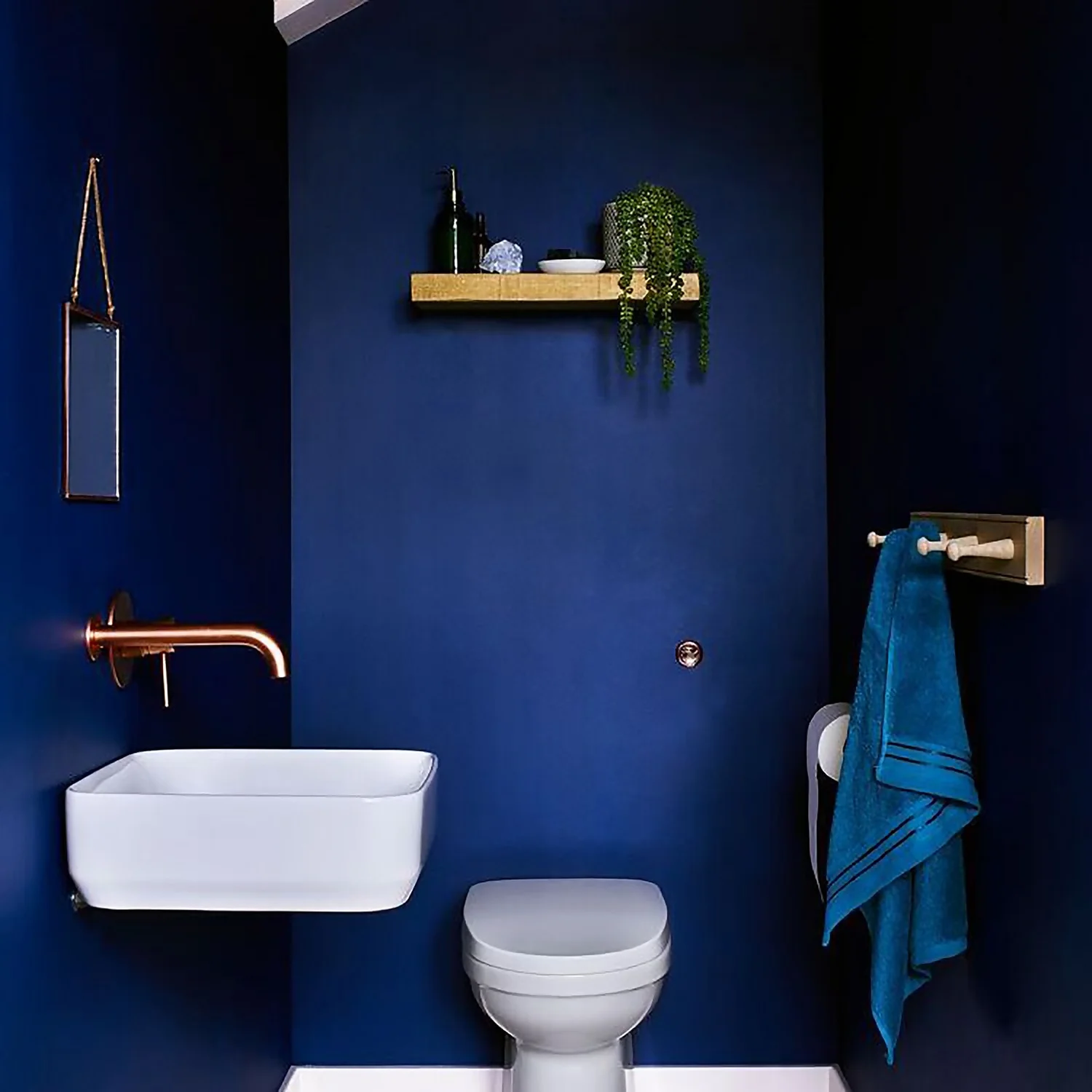 Dulux Easycare Bathroom Soft Sheen Paint Sapphire Salute - 2.5L 4 Dulux Easycare Bathroom Soft Sheen Paint Sapphire Salute - 2.5L - Image 2