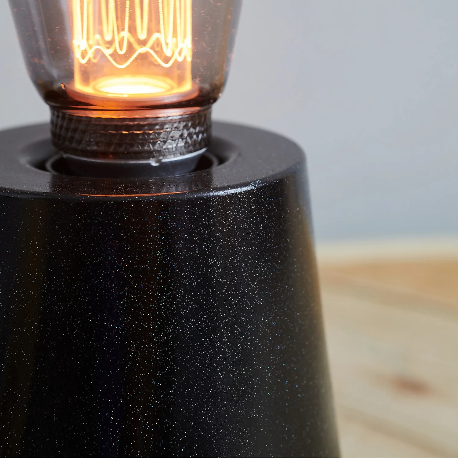 Rust-Oleum Holographic Glitter Spray Paint - 150ml 4 Rust-Oleum Holographic Glitter Spray Paint - 150ml - Image 2