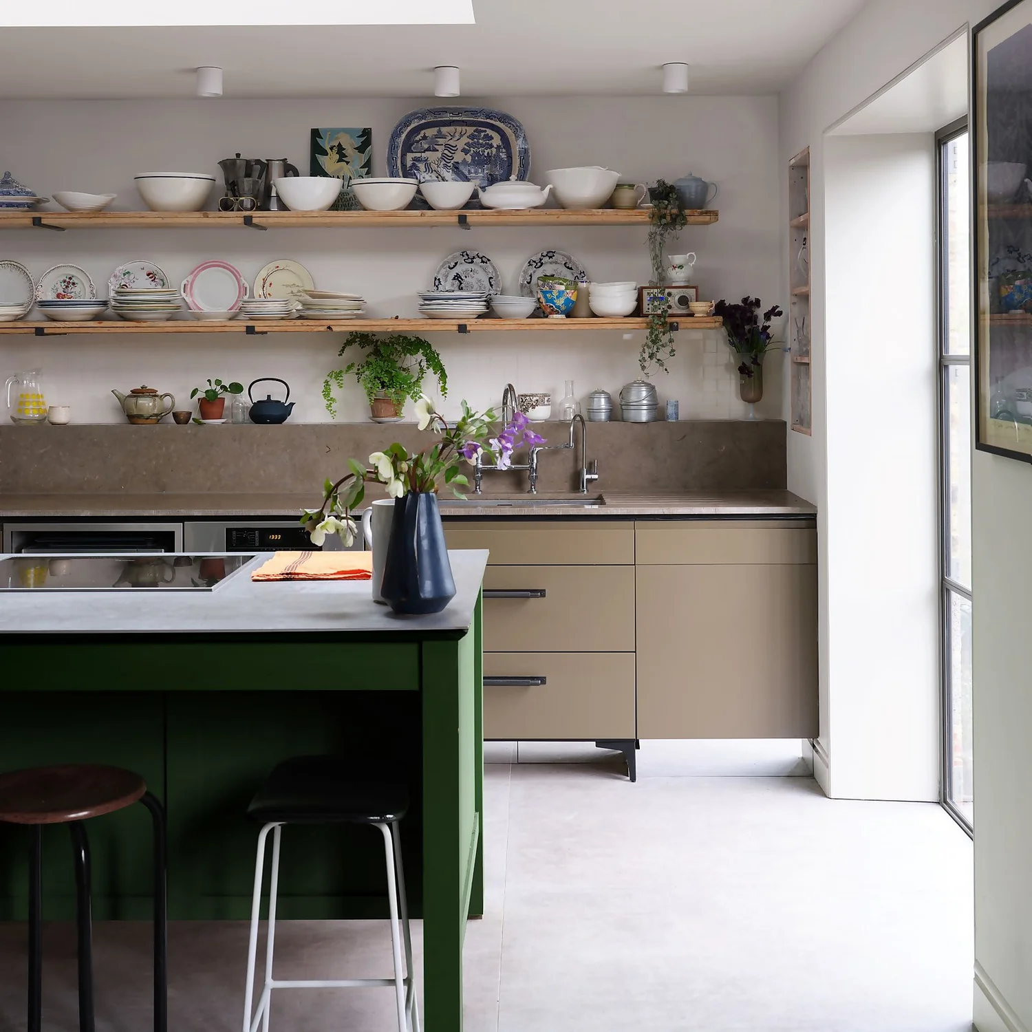 Farrow & Ball Full Gloss Paint Beverly - 750ml 5 Farrow & Ball Full Gloss Paint Beverly - 750ml - Image 3